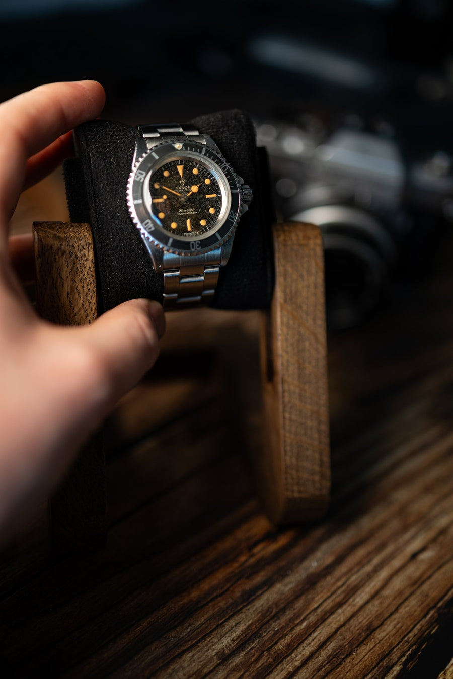 Horlogestandaard Donker Eiken Morelund - horloge plaatsen op het uitneembare kussen