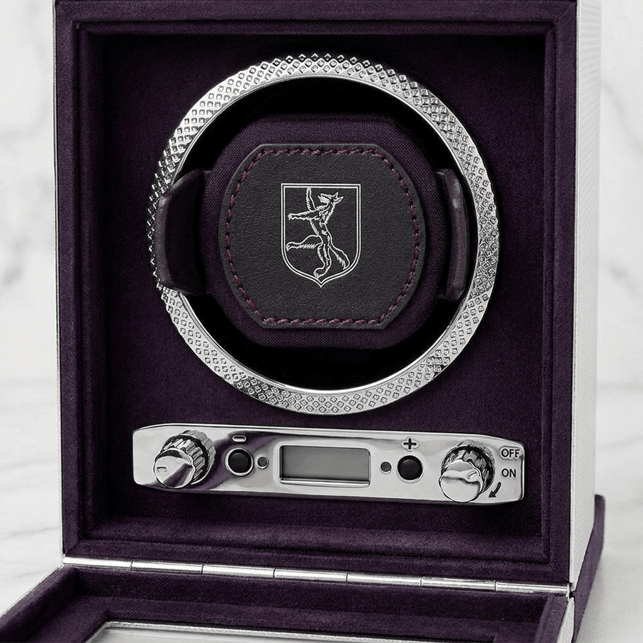 Wolf 1834 Silver watch winder 1 horloge - detail wapenschild bedieningspaneel