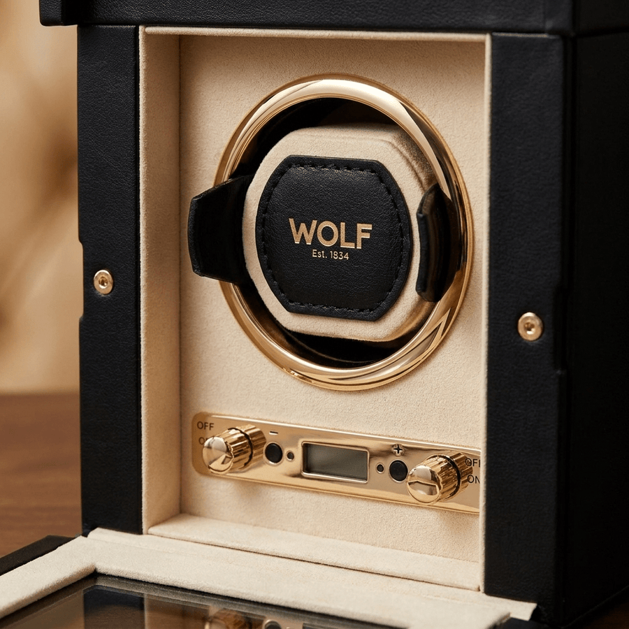 Wolf 1834 Palermo watch winder - detail gouden winder en bedieningspaneel
