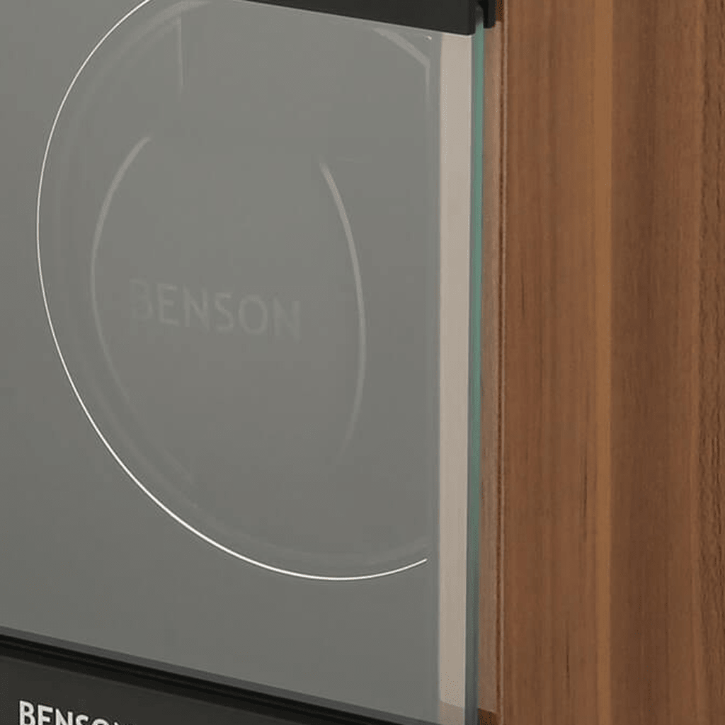 Benson Swiss Series 1 Horloge Walnut - detail horlogehouder