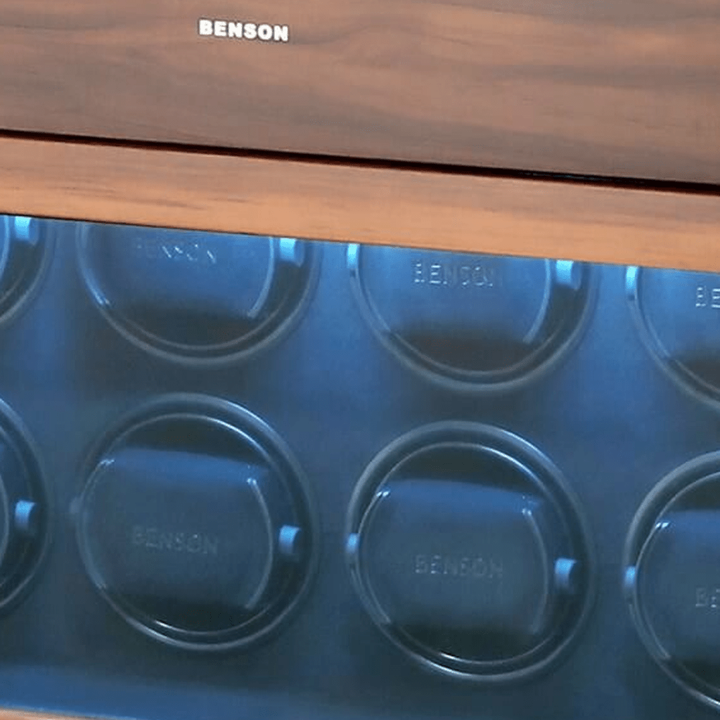 Benson Black Series II 8 Horloges Walnut - detail horlogehouder