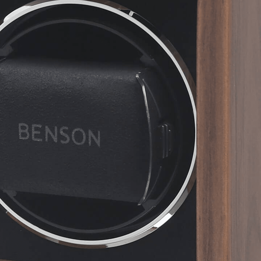 Benson Compact 1 Horloge Wallnut - detail horlogehouder