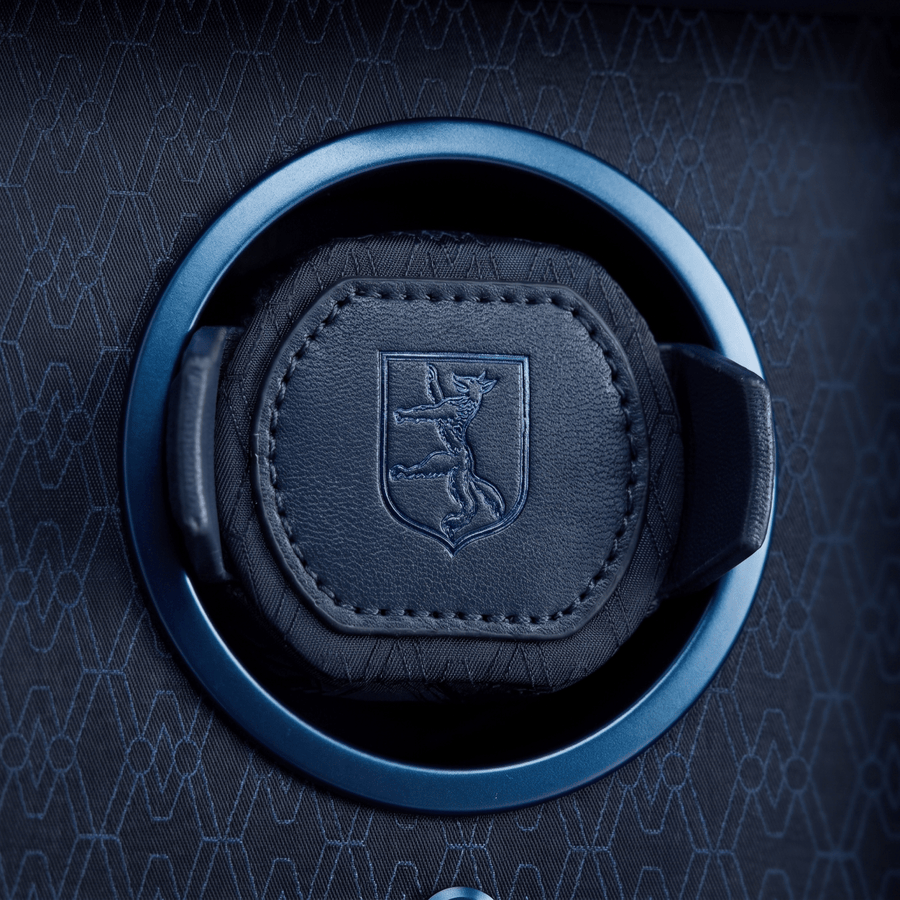 Detail van de WOLF-manchet van de Earth watch winder in Midnight Blue
