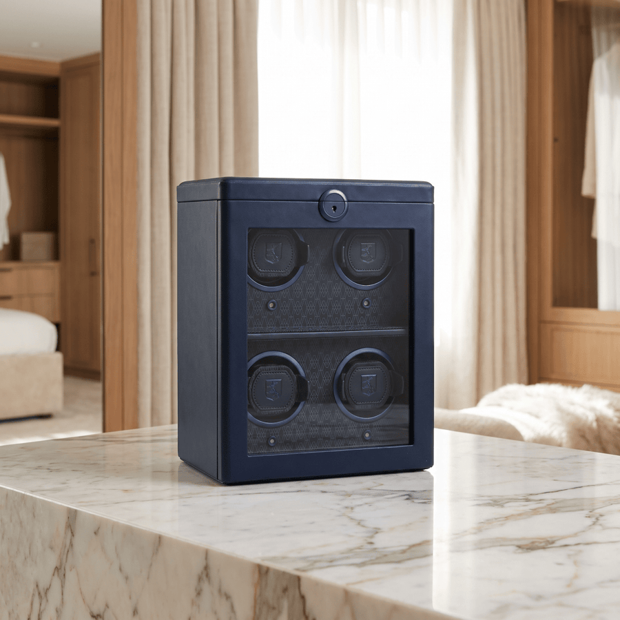 Wolf 1834 Earth watch winder 4 horloges Midnight Blue op een marmeren oppervlak