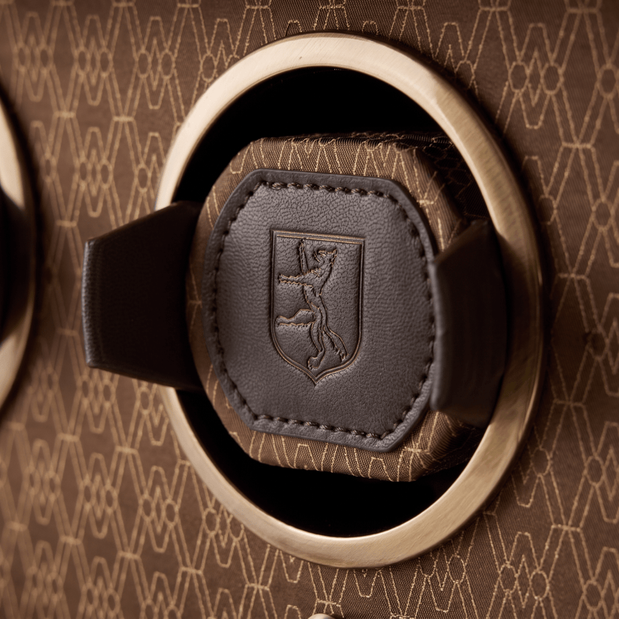 Detail van de WOLF-manchet van de Earth watch winder in Coffee