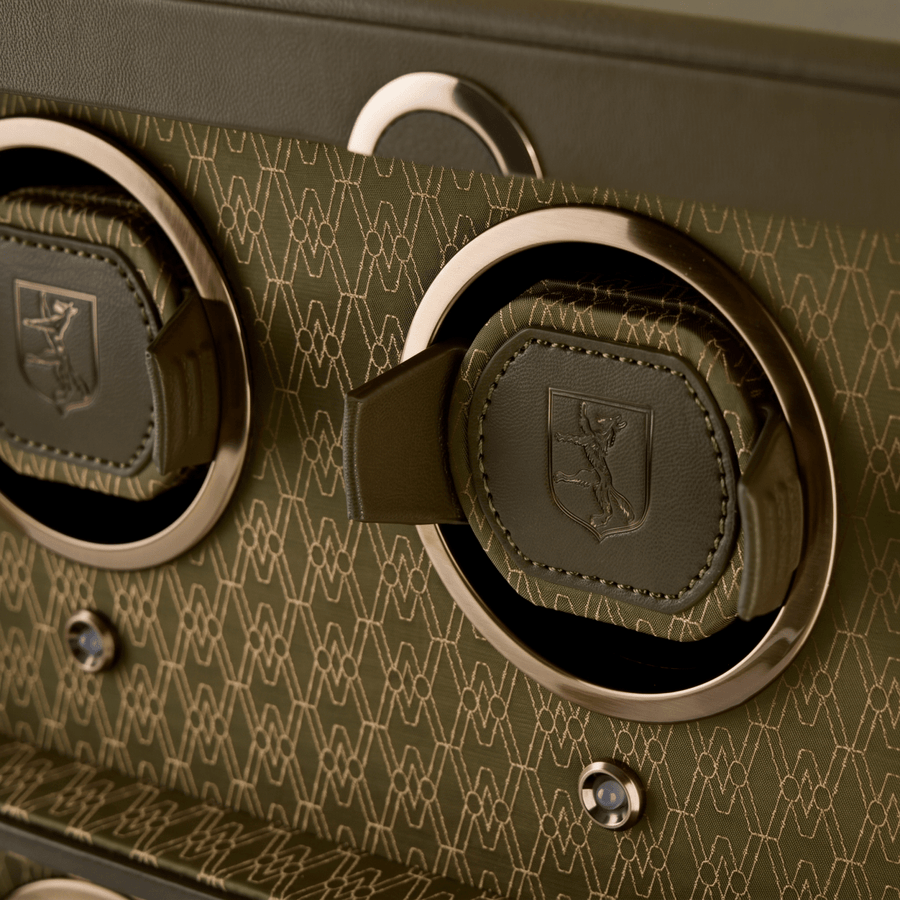 Detail van de WOLF-manchet van de Earth watch winder in Olive