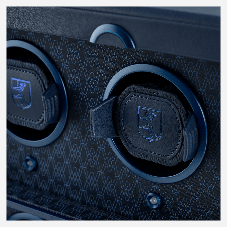 Wolf 1834 Earth watch winder 4 horloges Midnight Blue detail manchet WOLF-wapen