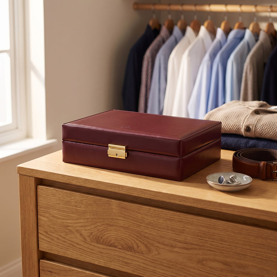 Horlogedoos Acuro 10 Horloges Sacher in bordeaux, lifestyle gesloten