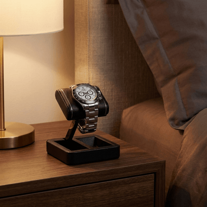 Wolf 1834 british-racing horlogestandaard Saphire Black lifestyle-nachtkastje