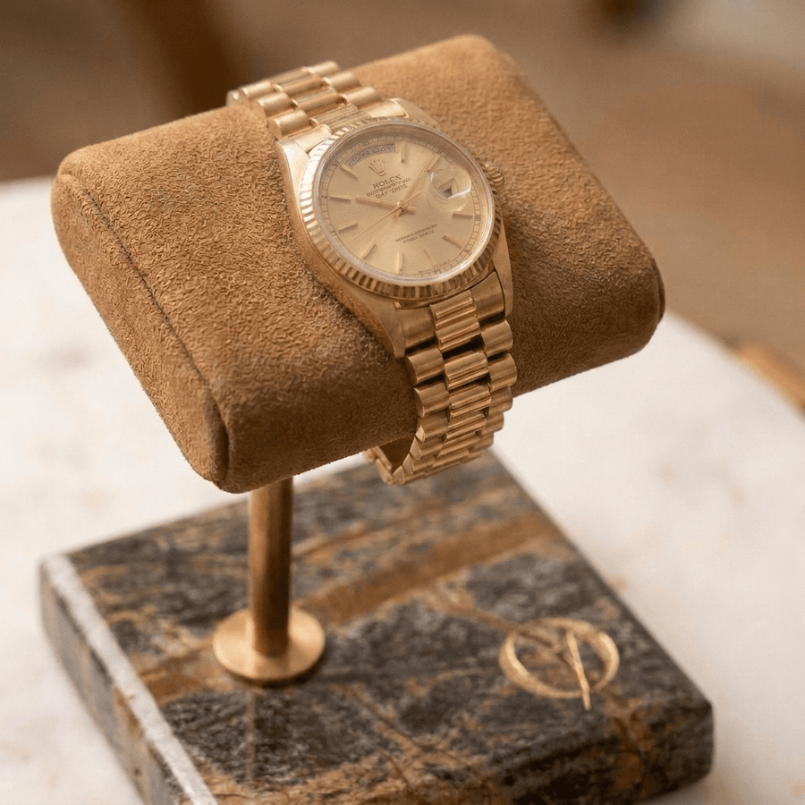 Old Fashioned Luxury horlogestandaard marmer 1 suede-bruin - closeup