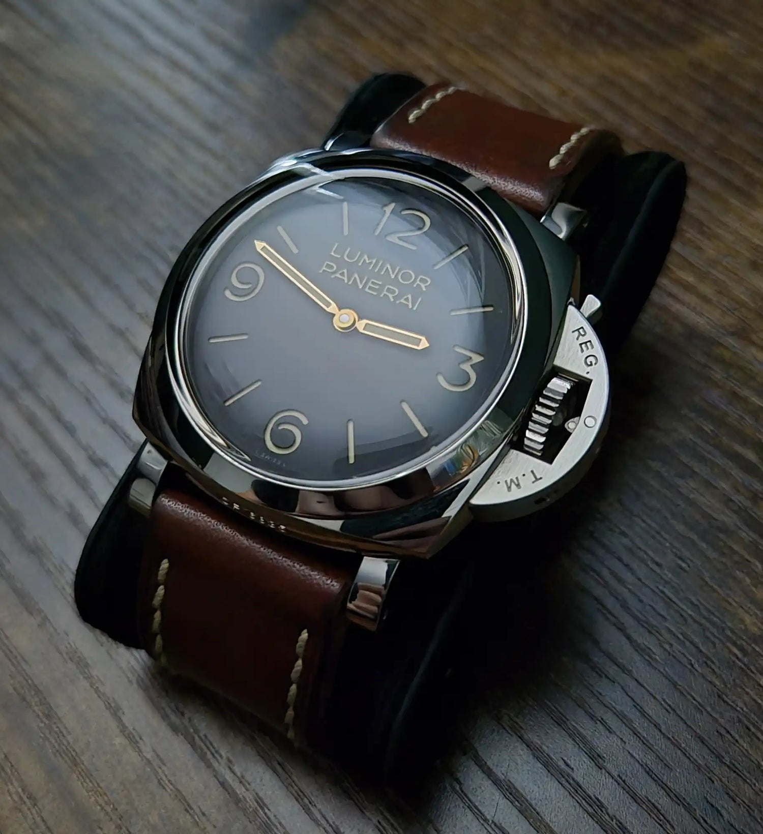Luminor Panerai polshorloge met een brown leren band.