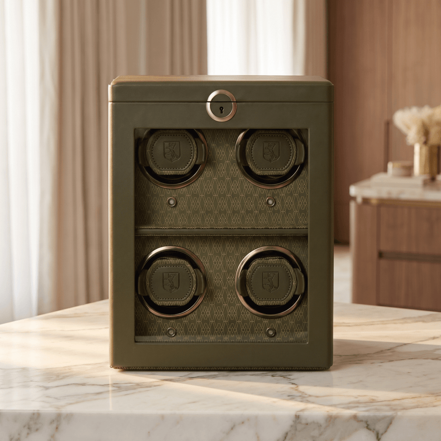 Wolf 1834 Earth watch winder 4 horloges Olive op een marmeren oppervlak
