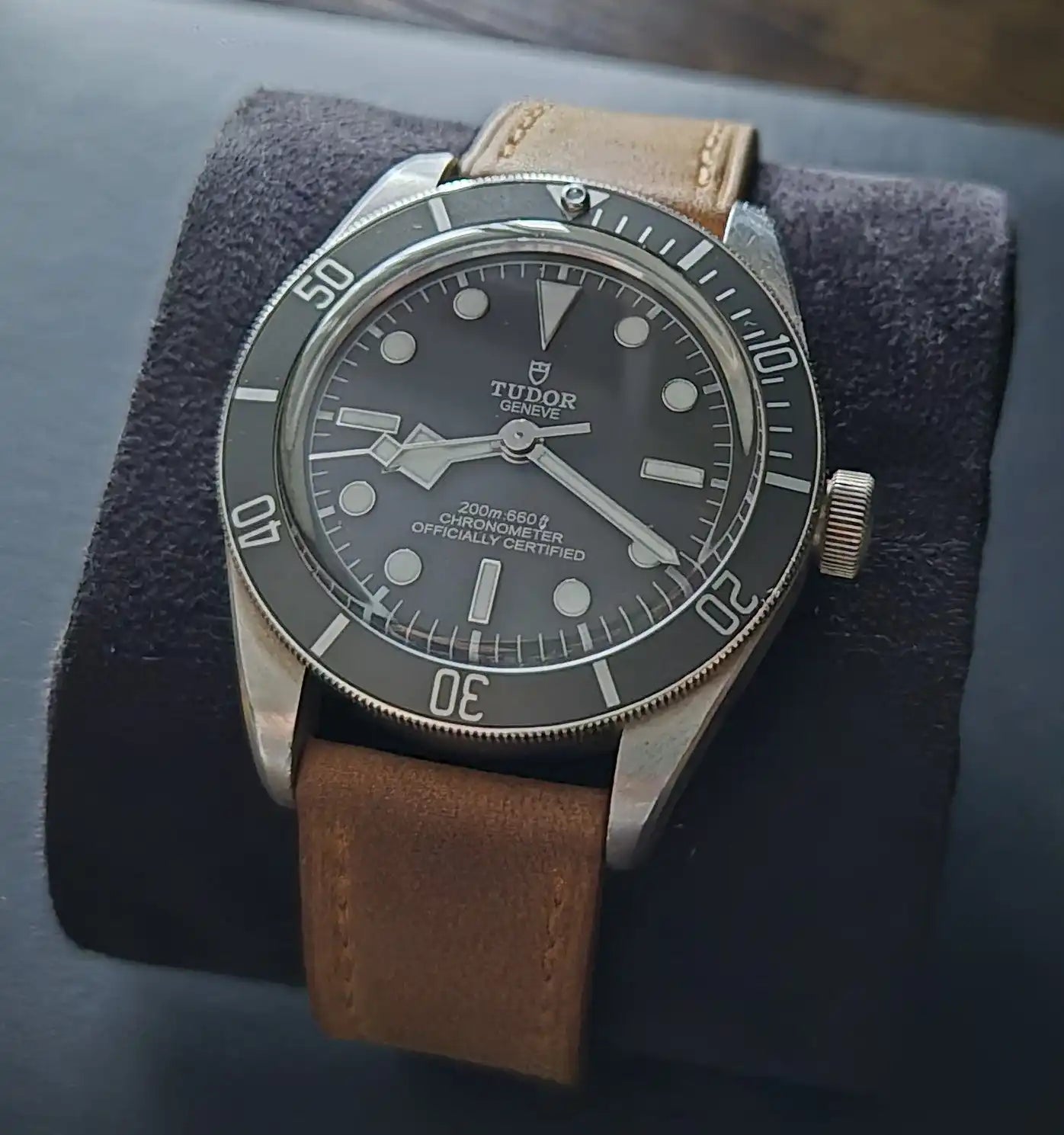 Tudor horloge met bruine leren band.