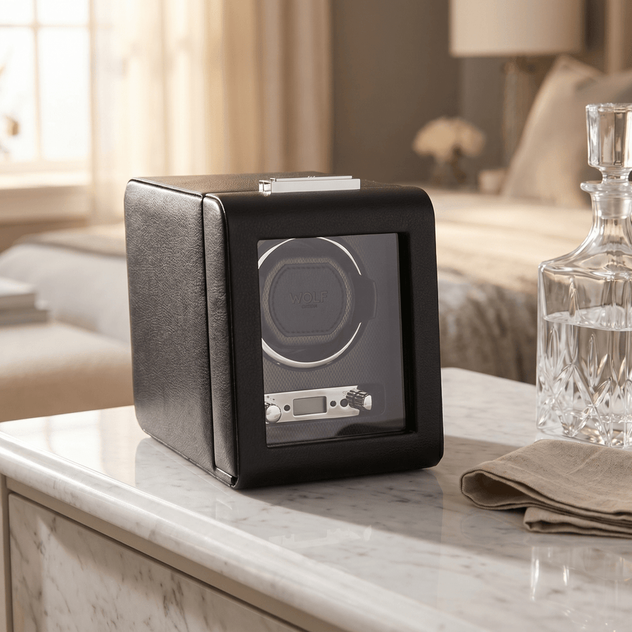 Wolf 1834 Viceroy watch winder op een marmeren dressoir in een luxe interieur