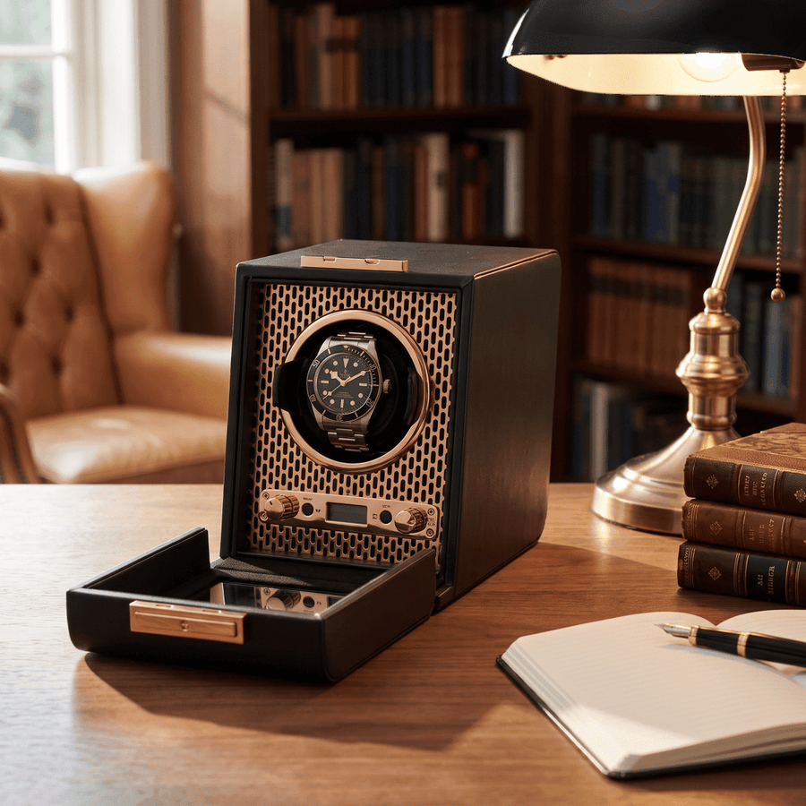 Watch winder Axis 1 horloge Wolf 1834 Copper in een studeerkamer