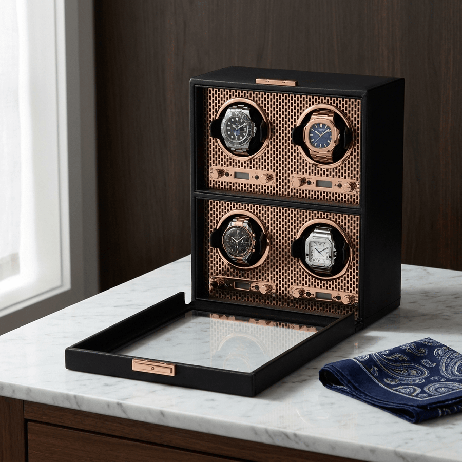 Wolf 1834 Axis watch winder voor 4 horloges in koperen (copper) afwerking, gevuld met verschillende luxe horloges, op een marmeren dressoir