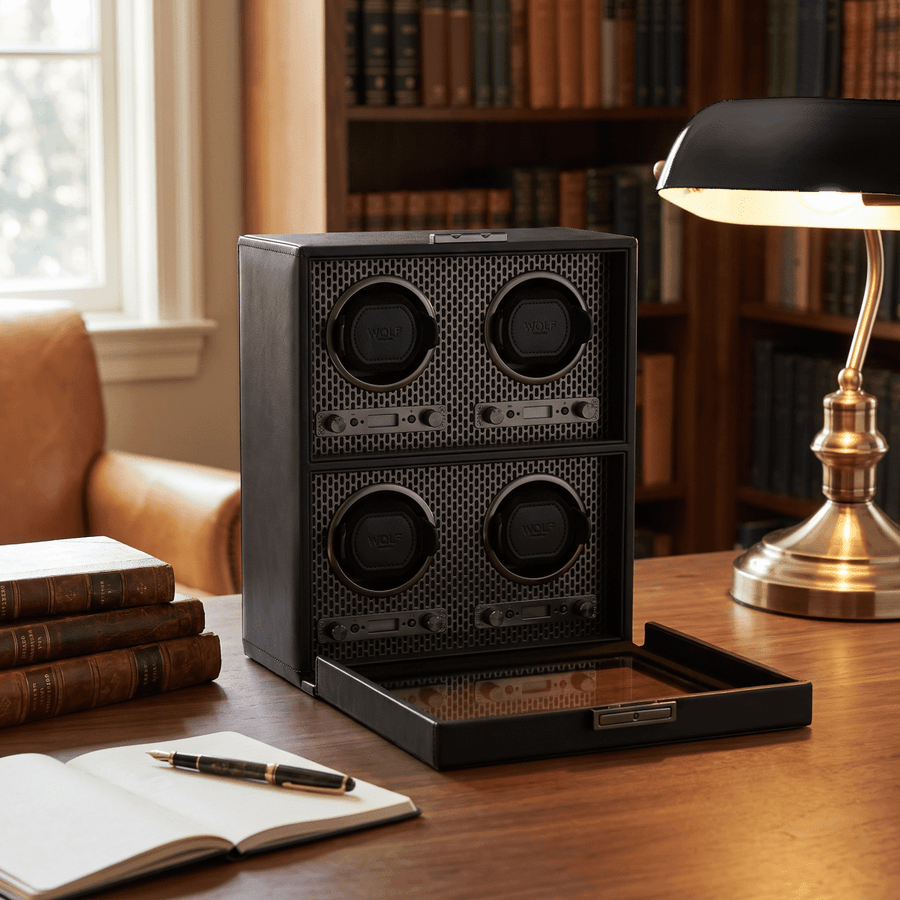 Watch winder Axis 4 horloges Wolf 1834 Powder Coat in een studeerkamer op een walnoten bureau