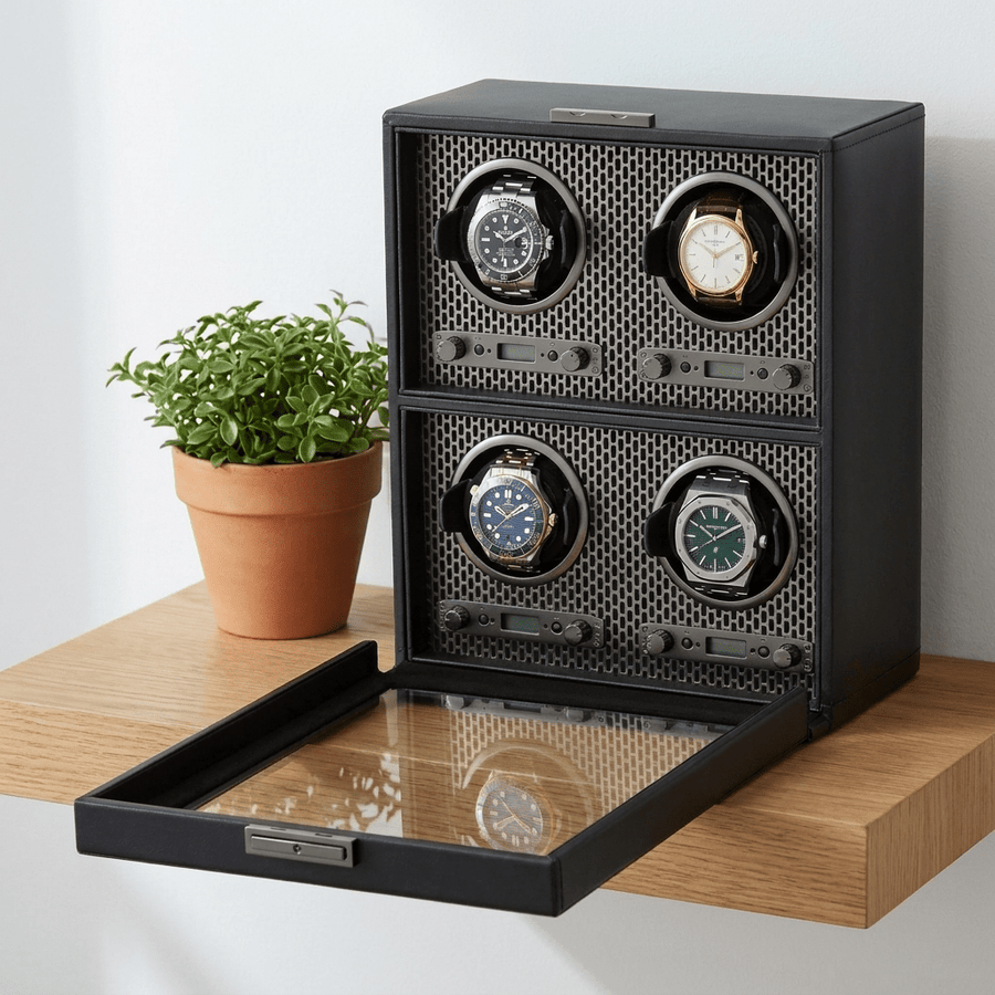 Wolf 1834 Axis watch winder voor 4 horloges in powder coat (mat zwart) afwerking, gevuld met verschillende luxe horloges, op een eiken wandplank in een modern interieur
