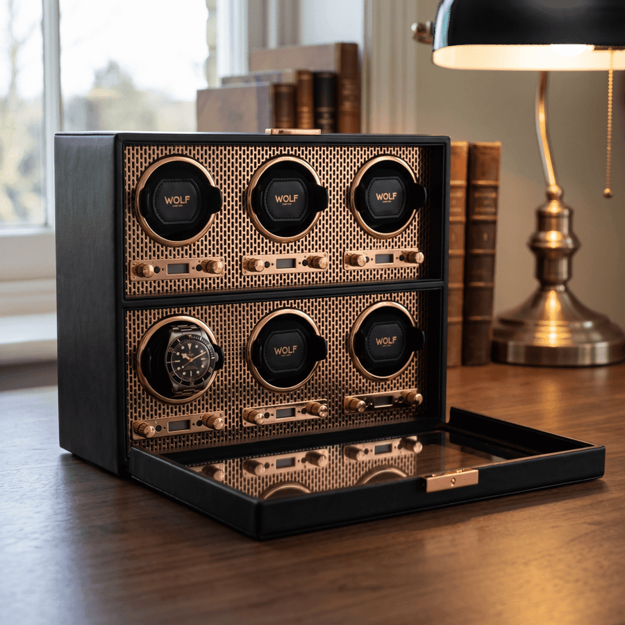 Watch winder Axis 6 Horloges Wolf 1834 Copper in een studeerkamer