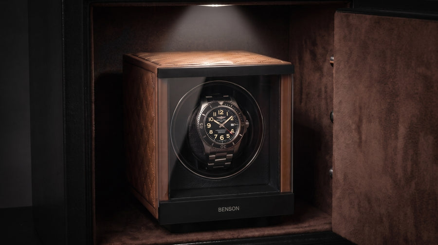 Benson Swiss Series watch winder met een Breitling Avenger in een kluis