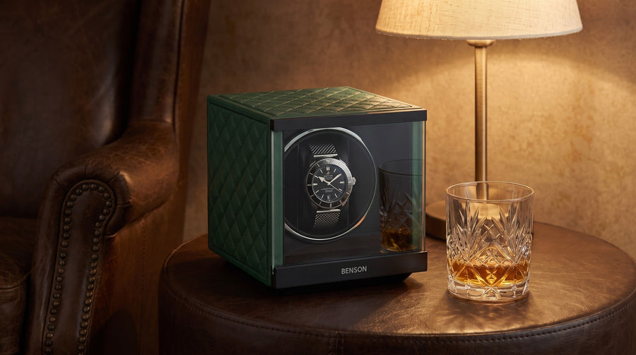 Benson Swiss Series watch winder met een Breitling Superocean Heritage naast een leren fauteuil