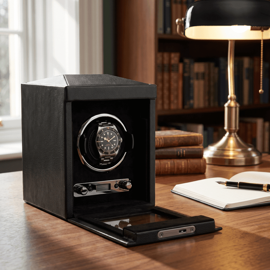 Watch winder British Racing 1 horloge Wolf 1834 Saphire Black in een studeerkamer