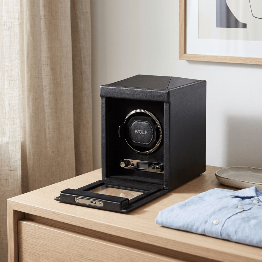 Watch winder British Racing 1 horloge Wolf 1834 Saphire Black op een eiken dressoir