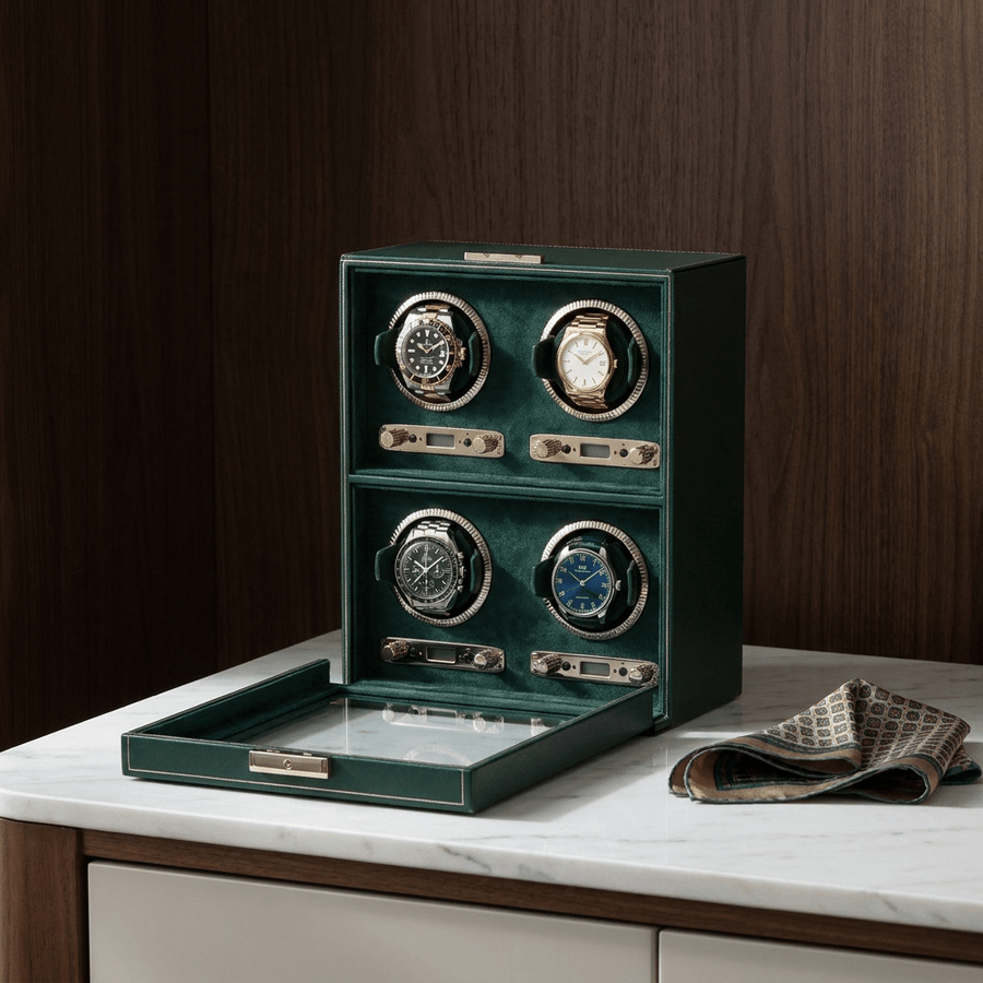 Wolf 1834 British Racing watch winder voor 4 horloges in donkergroen leer, gevuld met verschillende luxe horloges, op een marmeren dressoir