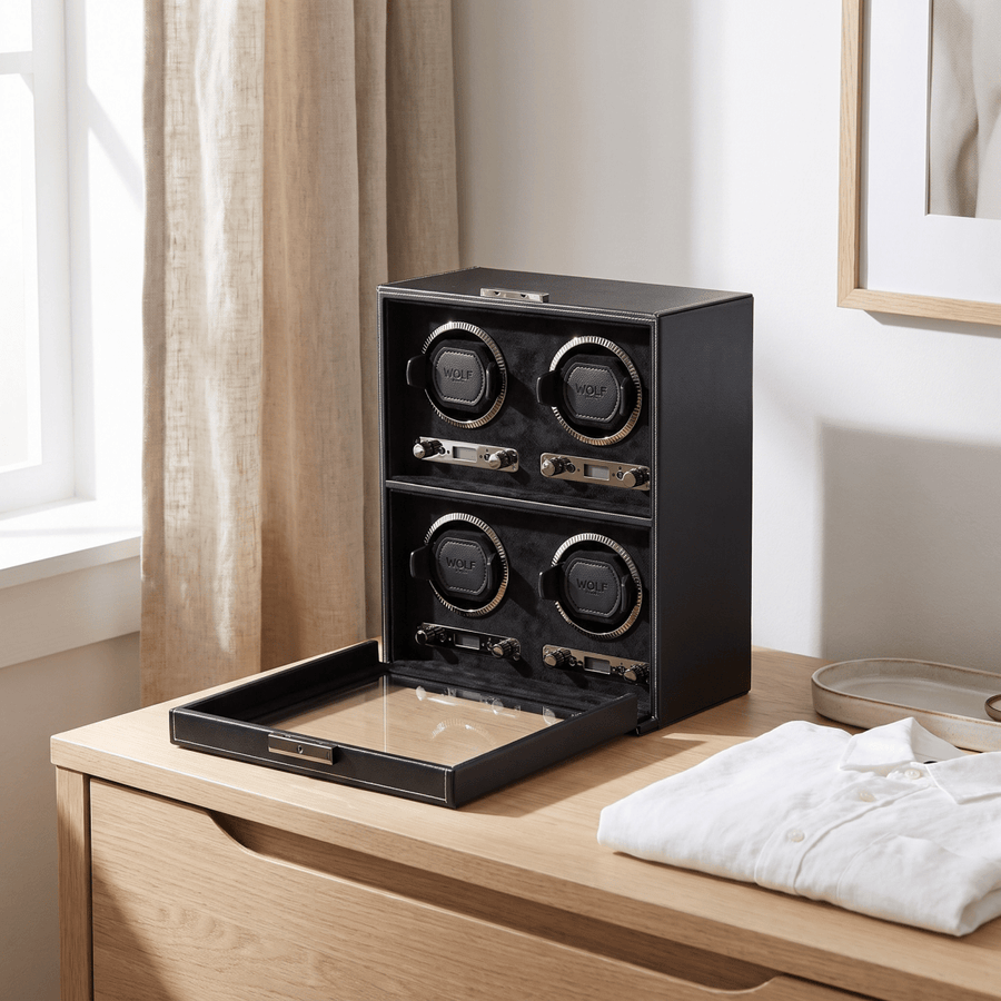 Watch winder British Racing 4 horloges Wolf 1834 Saphire Black in een dressoir