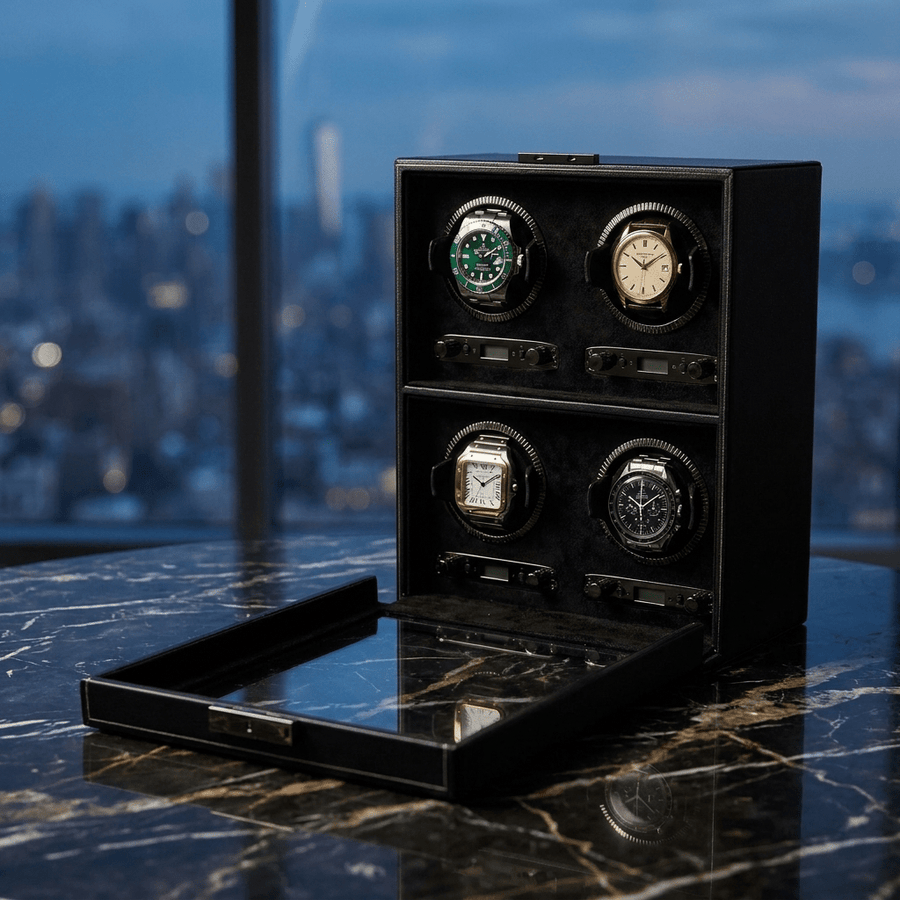 Wolf 1834 British Racing watch winder voor 4 horloges in saphire black (zwart leer), gevuld met verschillende luxe horloges, op donker marmer met een avondlijke skyline op de achtergrond