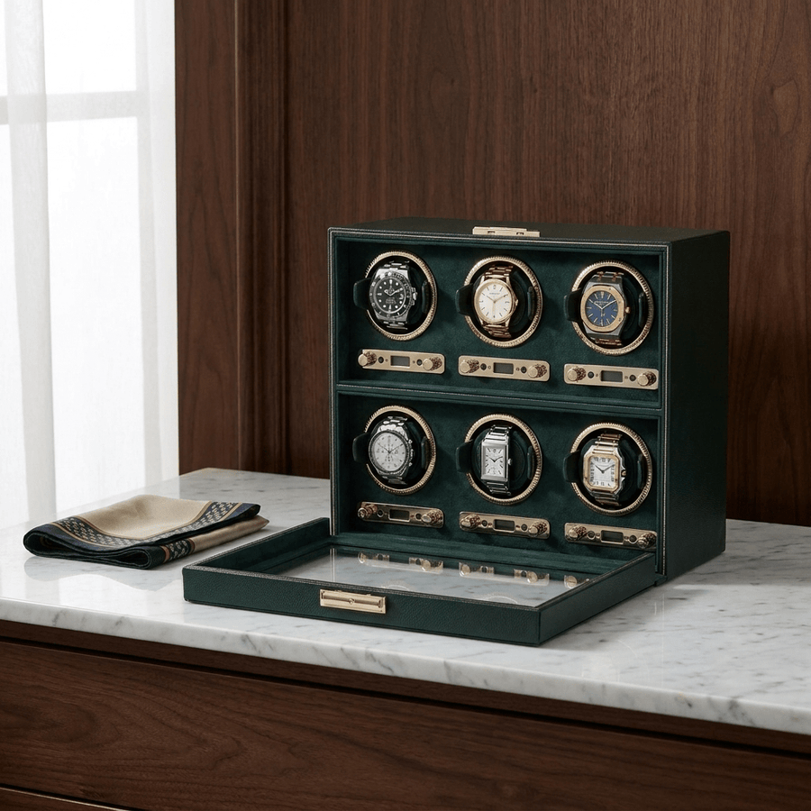 Wolf 1834 British Racing watch winder voor 6 horloges in smaragdgroen leer, gevuld met verschillende luxe horloges, op een marmeren dressoir