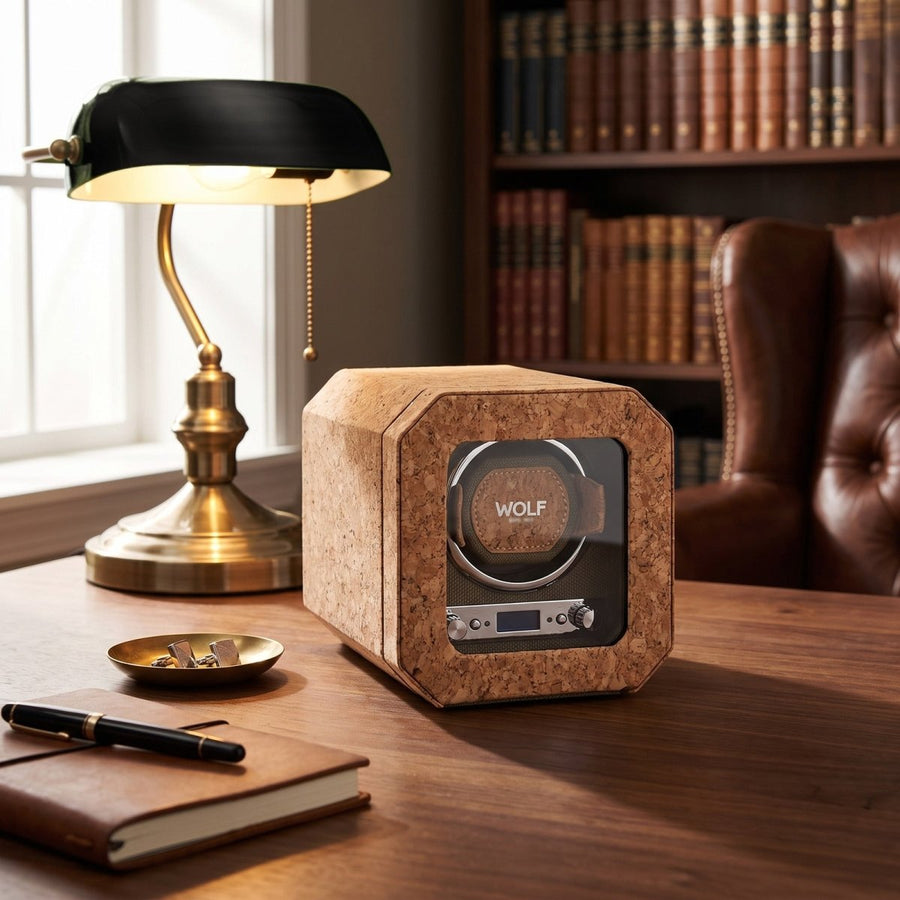 Wolf 1834 Cortica watch winder voor 1 horloge van kurk op een walnoten bureau in een studeerkamer