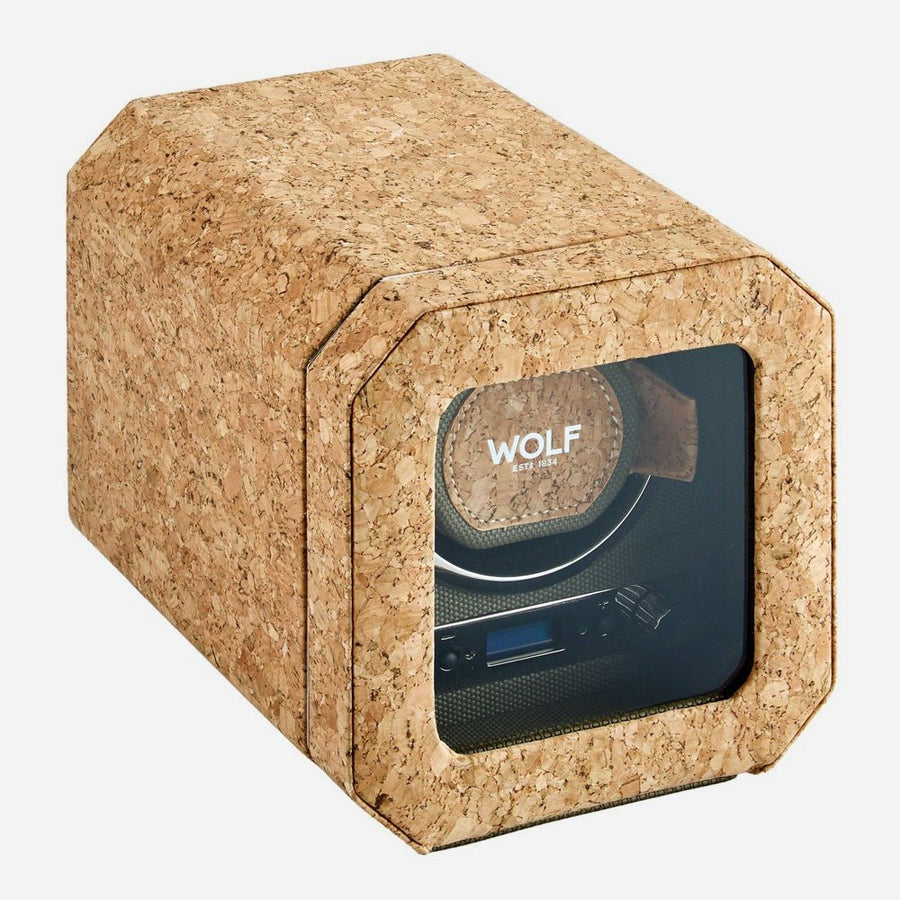 Wolf 1834 Cortica watch winder 1 horloge schuin van opzij, achthoekige behuizing van kurk