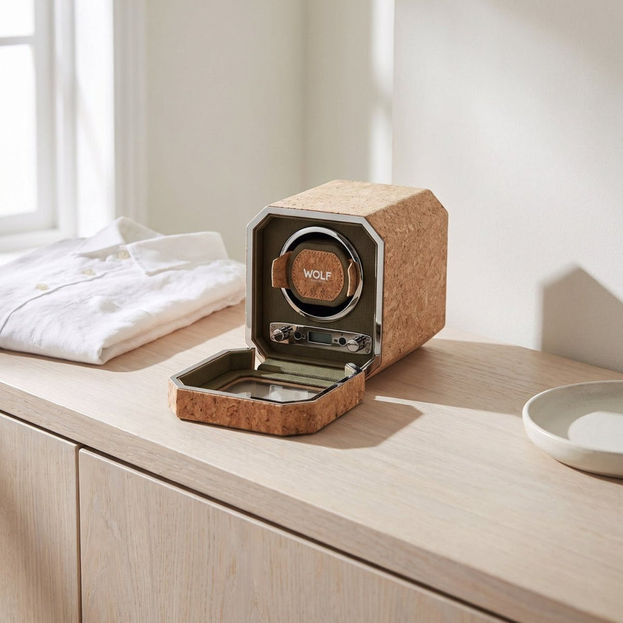Wolf 1834 Cortica watch winder voor 1 horloge geopend op een licht eiken dressoir in een lichte slaapkamer
