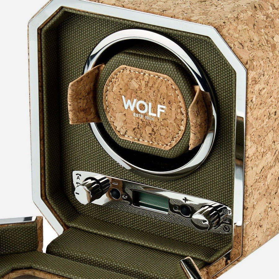 Detail van het bedieningspaneel met LCD-display van de Wolf 1834 Cortica watch winder