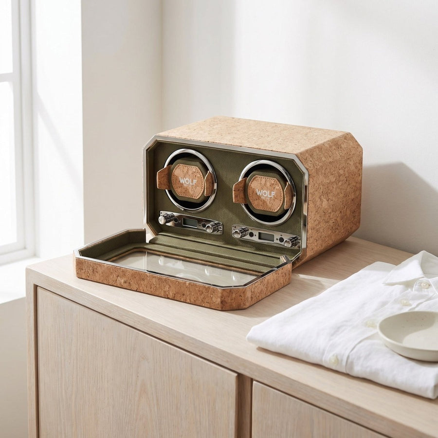 Wolf 1834 Cortica watch winder voor 2 horloges geopend op een licht eiken dressoir in een lichte slaapkamer