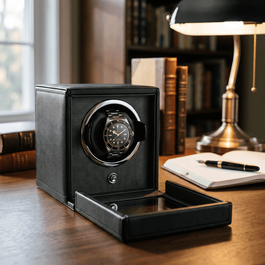 Watch winder Cub 1 horloge Wolf 1834 Saphire Black in een studeerkamer