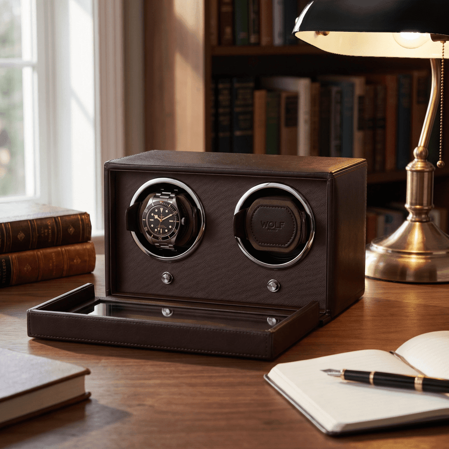 Watch winder Cub 2 horloges Wolf 1834 Dark Brown in een studeerkamer