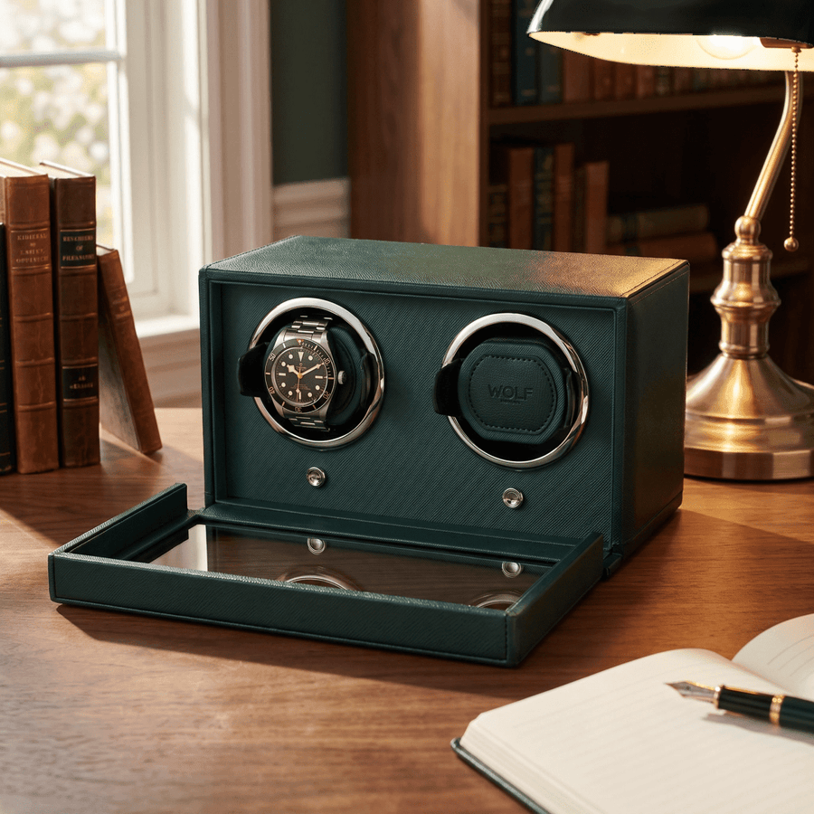 Watch winder Cub 2 horloges Wolf 1834 Donkergroen in een studeerkamer