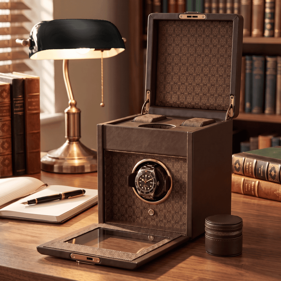 Watch winder Earth 1 horloge Wolf 1834 Coffee, detail in een studeerkamer