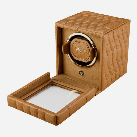 Watch winder Lauren voor 1 horloge van Wolf 1834 in Caramel, met de glazen klep opengeklapt