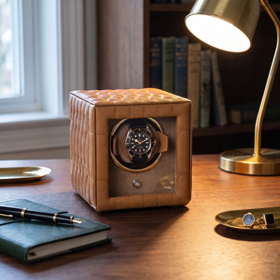 Watch winder Lauren voor 1 horloge van Wolf 1834 in Caramel, op een bureau in een studeerkamer