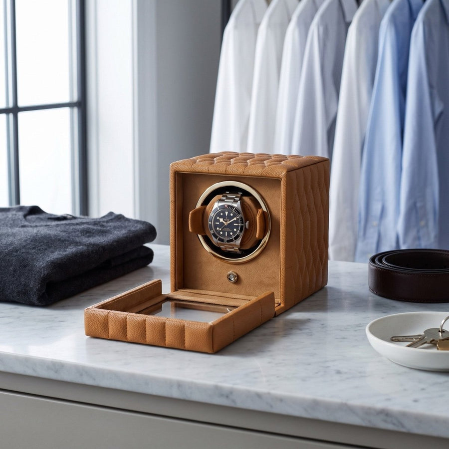 Watch winder Lauren voor 1 horloge van Wolf 1834 in Caramel, geopend op een dressoir