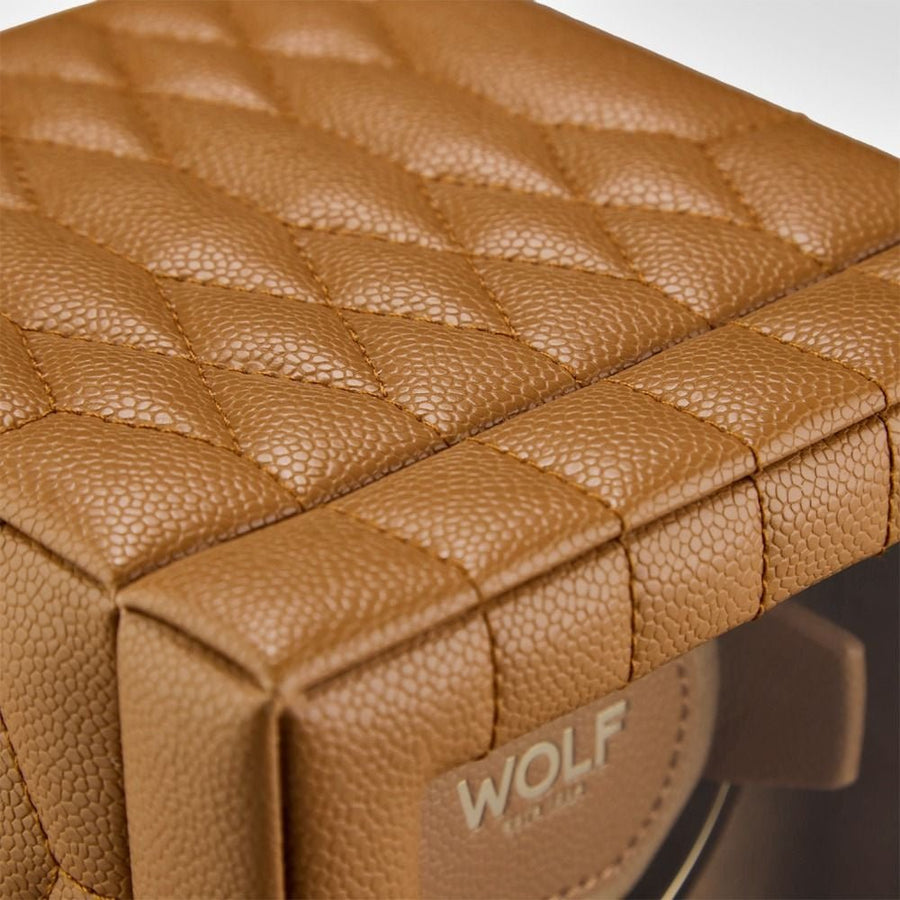 Watch winder Lauren voor 1 horloge van Wolf 1834 in Caramel, detail van het geometrische stiksel