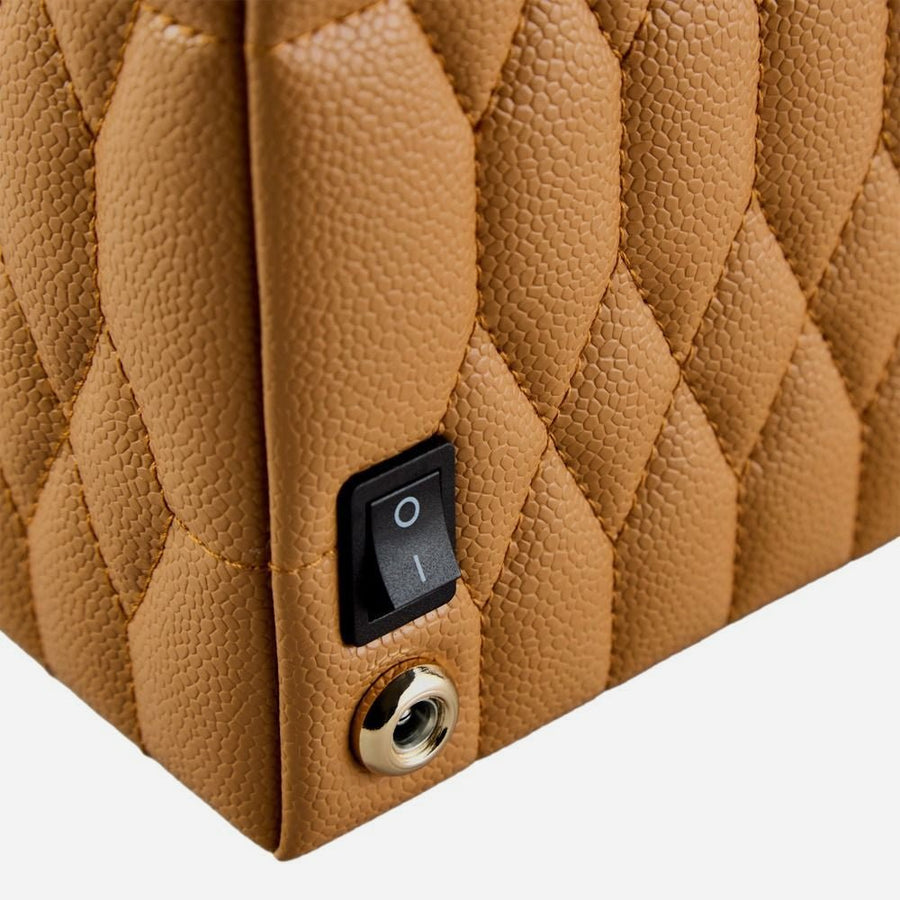 Watch winder Lauren voor 1 horloge van Wolf 1834 in Caramel, detail van de aan-uitschakelaar en de aansluiting