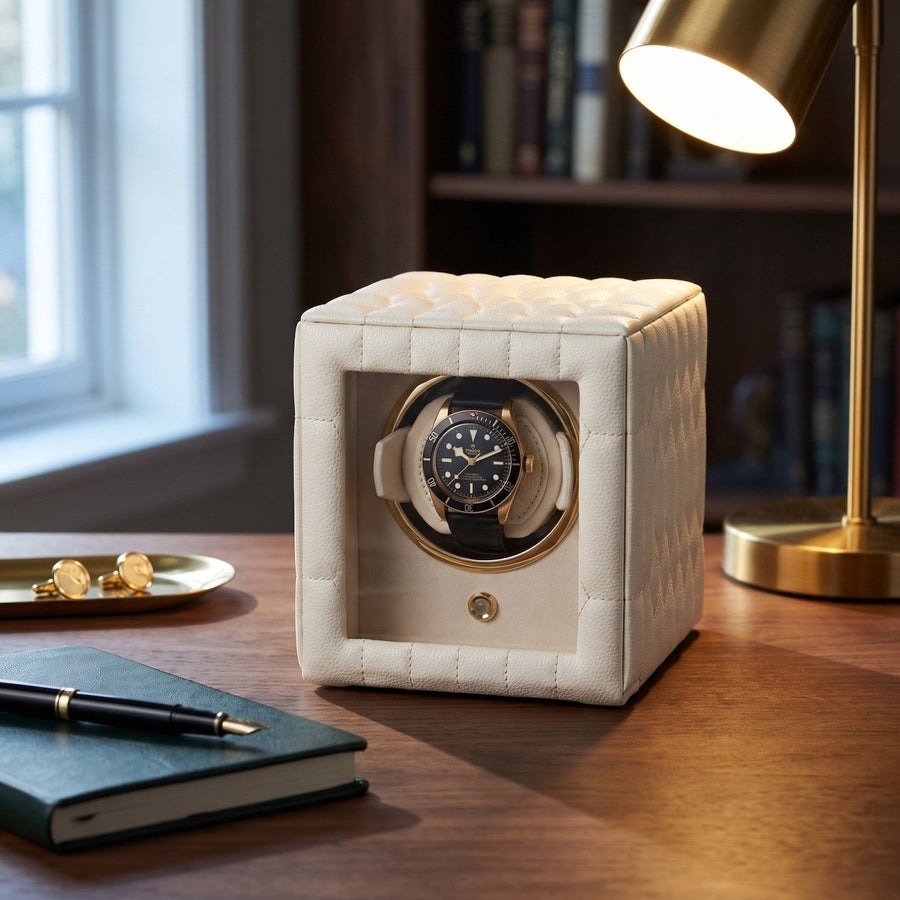 Watch winder Lauren voor 1 horloge van Wolf 1834 in Ivoor, op een bureau in een studeerkamer