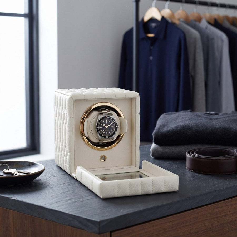 Watch winder Lauren voor 1 horloge van Wolf 1834 in Ivoor, geopend op een dressoir