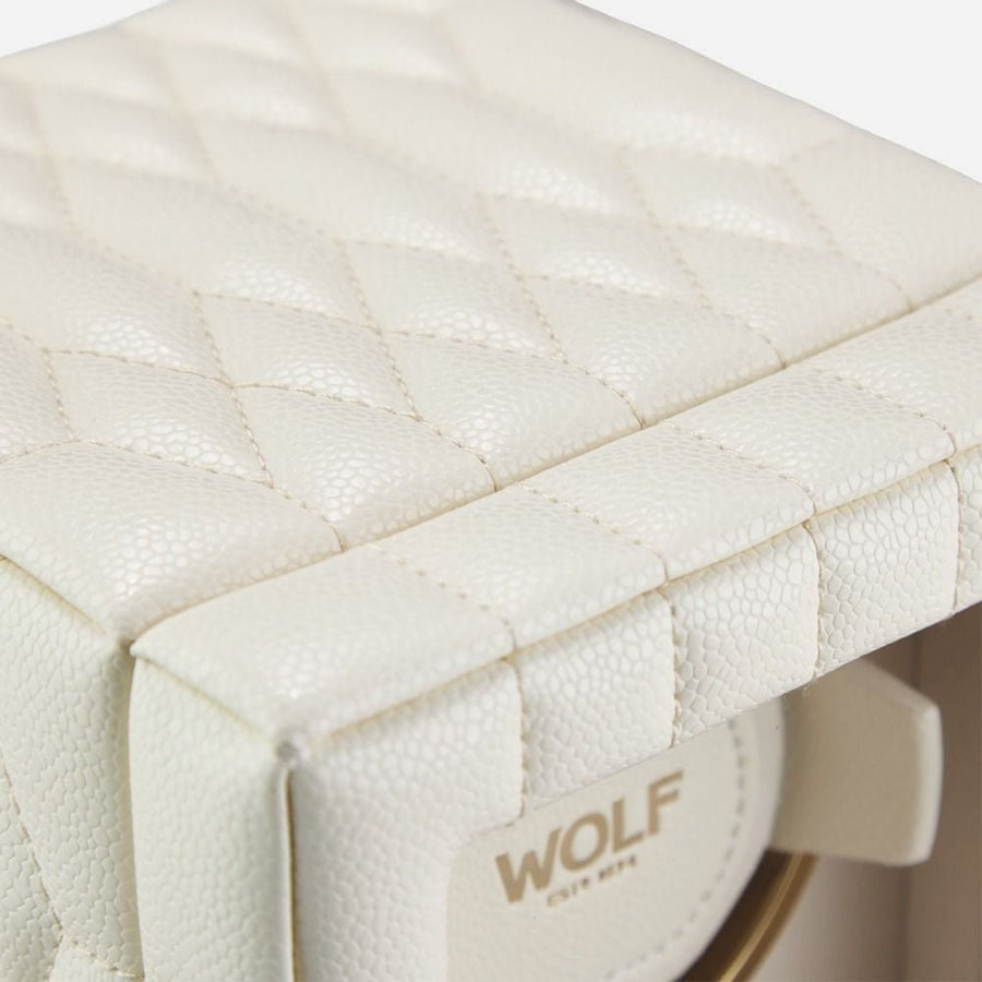 Watch winder Lauren voor 1 horloge van Wolf 1834 in Ivoor, detail van het geometrische stiksel