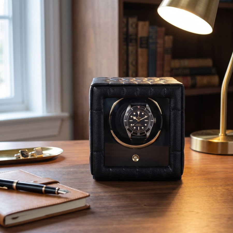 Watch winder Lauren voor 1 horloge van Wolf 1834 in Zwart, op een bureau in een studeerkamer