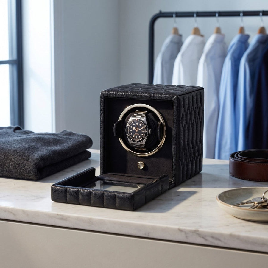Watch winder Lauren voor 1 horloge van Wolf 1834 in Zwart, geopend op een dressoir